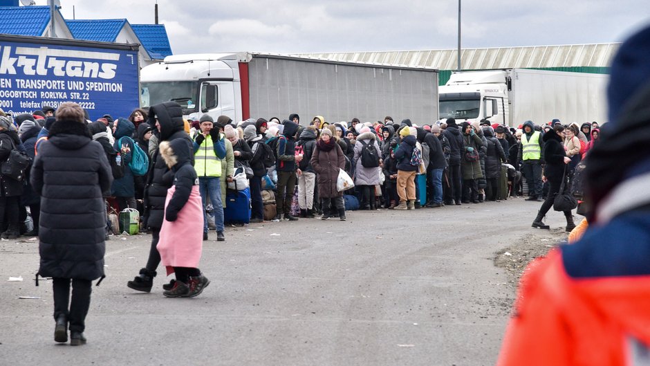 Uchodźcy przed przejściem granicznym Krakowiec-Korczowa na granicy ukraińsko-polskiej 8 marca 2022 r.