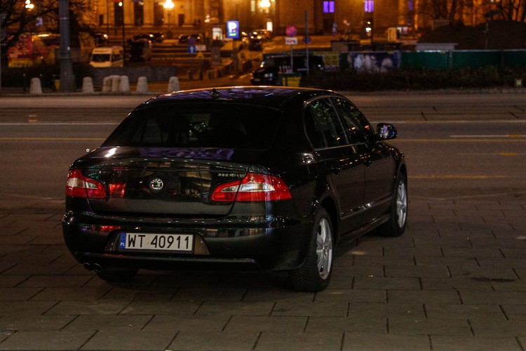 Skoda superb, którą żona premiera dotarła do EMPiK-u