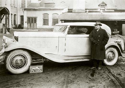 Zakład produkcyjny Vrchlabí kontynuuje tradycję Petera a synové, 'producenta samochodów i angielskich siodeł' - firmy utworzonej w 1864 r. przez Ignáca Theodora Peterę (na zdjęciu).