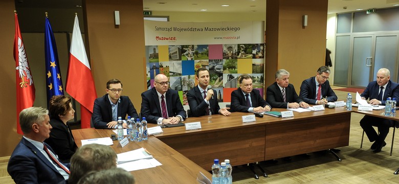 Protest samorządowców. "Władza, która miała być bliżej ludzi, wraca do Warszawy"