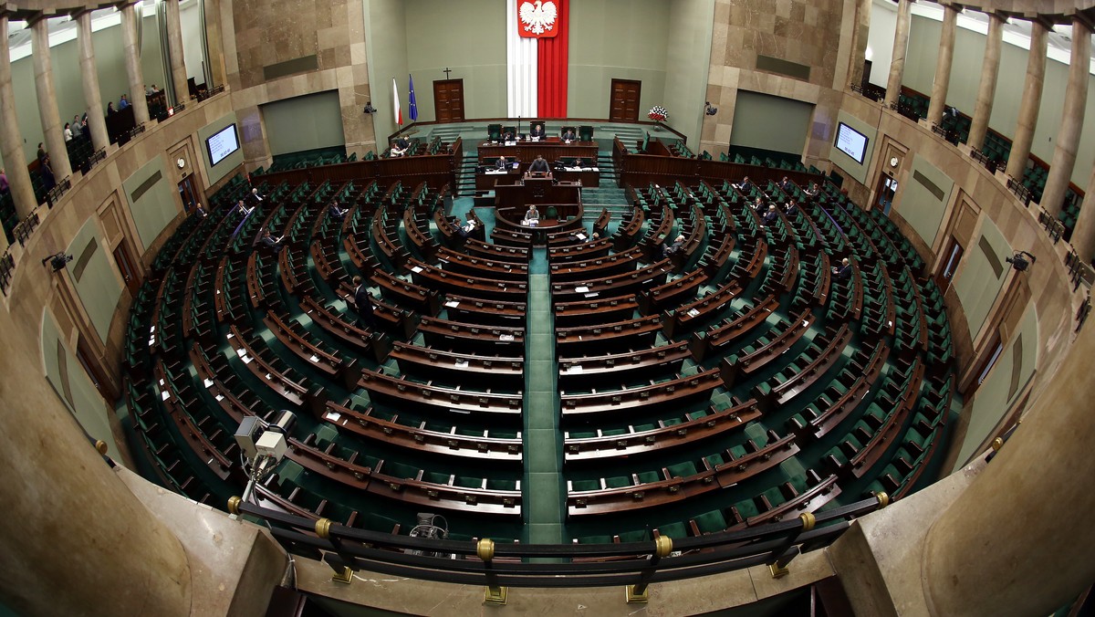 Sejmowe komisje edukacji i samorządu terytorialnego negatywnie zaopiniowały poprawki Solidarnej Polski do projektu nowelizacji ustawy o systemie oświaty. Jedna z nich dotyczy doprecyzowania zapisu o zatrudnianiu w przedszkolach osób niebędących nauczycielami.