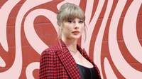 Taylor Swift pedikűrje egyben a tél legmeglepőbb körömtrendje: mindjárt megérted, miért