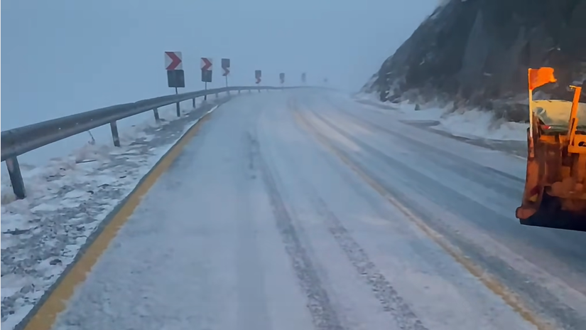 Transalpina, închisă temporar din cauza ninsorii între Rânca și Obârșia Lotrului: drumarii avertizează că șoseaua ar putea fi blocată definitiv până la primăvară