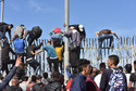 Migranci szturmują hiszpańską Ceutę