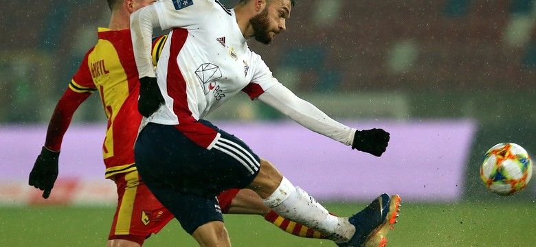 Ekstraklasa: Jagillonia zmarnowała dwa rzuty karne, a mecz kończyła w "10"