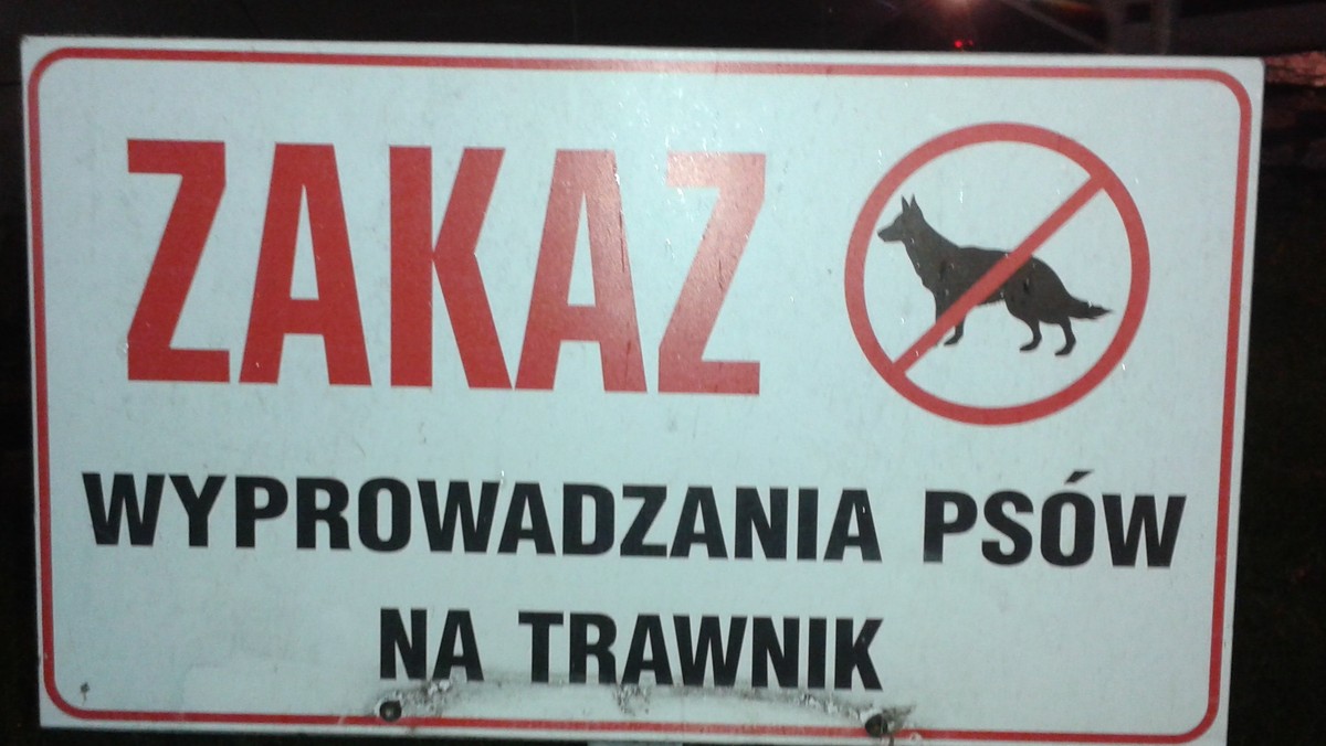 Czy ważne są tabliczki z napisami zakaz wstępu dla psów? Tak. Czy gmina może zakazać wprowadzania psów na place zabaw dla dzieci? Tak, bo niestety trudno liczyć na to, że właściciele czworonogów sami zadbają, żeby ich psy nie zanieczyszczały piaskownic i ogródków dziecięcych.