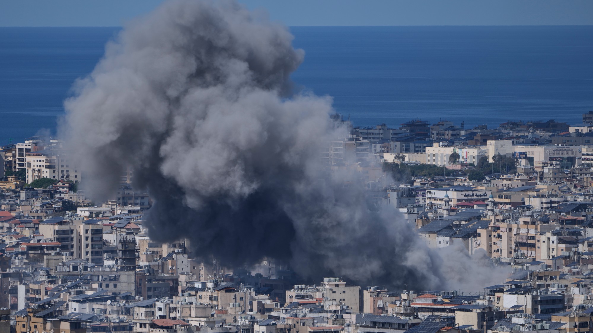 Izraelská armáda podnikla ďalšie vlny leteckých útokov na južné predmestia Bejrútu.