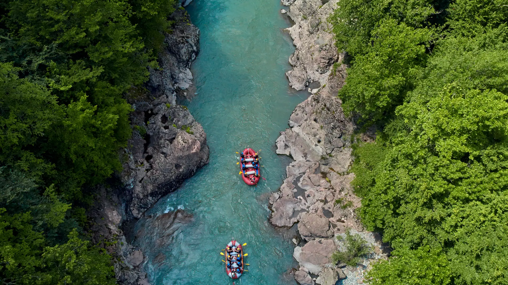 Aktywne wakacje w Czarnogórze. Daj się porwać przygodzie na raftingu, trekkingu czy kajakach