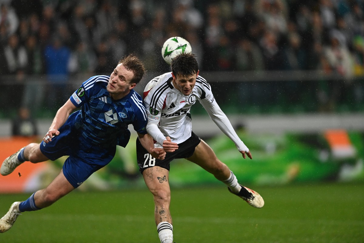 Piłkarz Legii Warszawa Marc Gual (P) i Valdemar Lund Jensen (L) z Molde FK podczas rewanżowego meczu 1/8 finału Ligi Konferencji