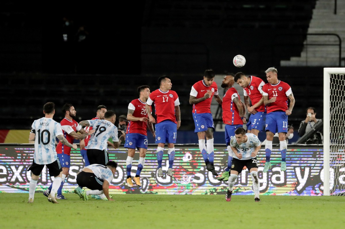 Lionel Messi strzela gola dla Argentyny