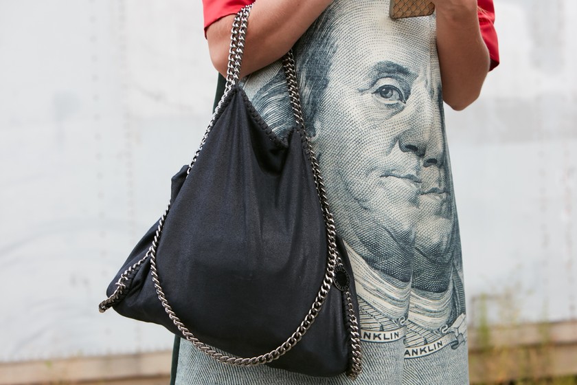 Si son look chaînes confère au sac Falabella de Stella McCartney un petit air rock, sa coupe simple va avec tous les styles, même chics.