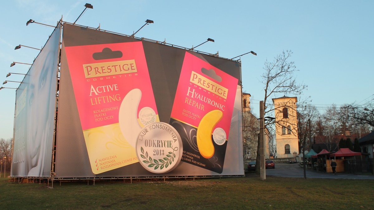 Kuriozalna sytuacja w Warszawie. Ochroniarze zostali wynajęci do pilnowania kontrowersyjnej gigantycznej reklamy w Dolince Służewieckiej. I tak się tym przejęli, że są agresywni wobec osób, które się do niej zbliżają. Gdy spostrzegli przy niej fotografa, od razu przeszli do rękoczynów.