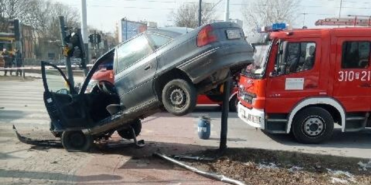 Kierowca dostał padaczki. Skosił słup na Łagiewnickiej 