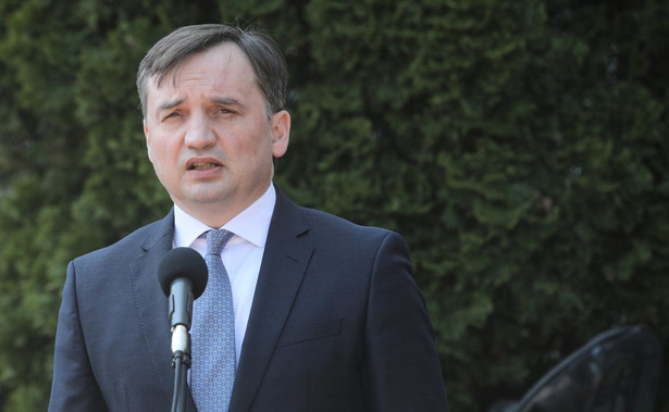 Warszawa, 30.04.2020. Minister sprawiedliwości, prokurator generalny Zbigniew Ziobro podczas briefingu prasowego, 30 bm. na dziedzińcu Ministerstwa Sprawiedliwości w Warszawie. Tematem spotkania jest podjęta przez Komisję Europejską procedura przeciwko Polsce. (aldg) PAP/Wojciech Olkuśnik