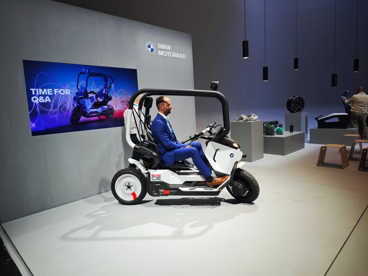 Trochę skuter, trochę auto, trochę hulajnoga. BMW ma pomysł na nowy pojazd