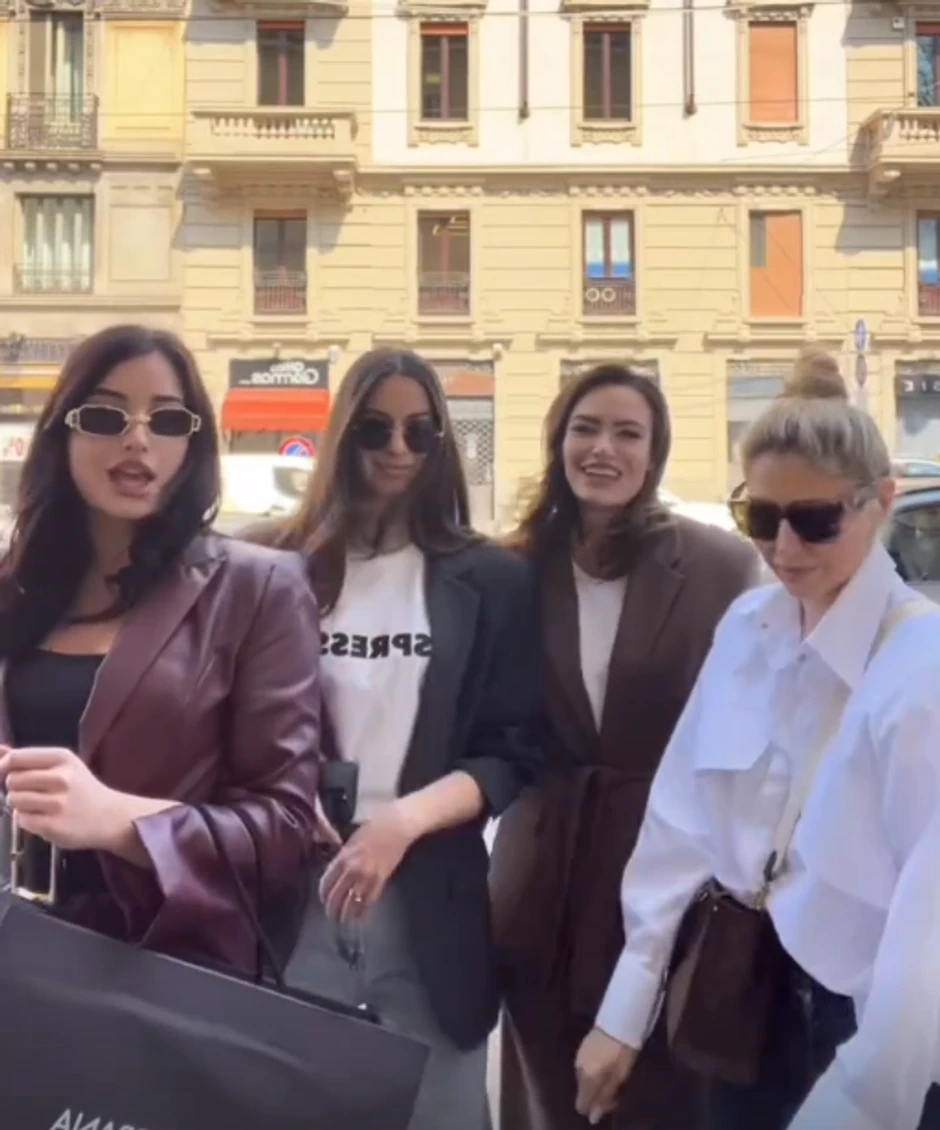 Dragana Kosjerina i Kristina Radenković sa prijateljicama u Italiji