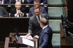 Incydent w Sejmie. Podczas expose Donalda Tuska na mównicę wtargnął były minister PiS