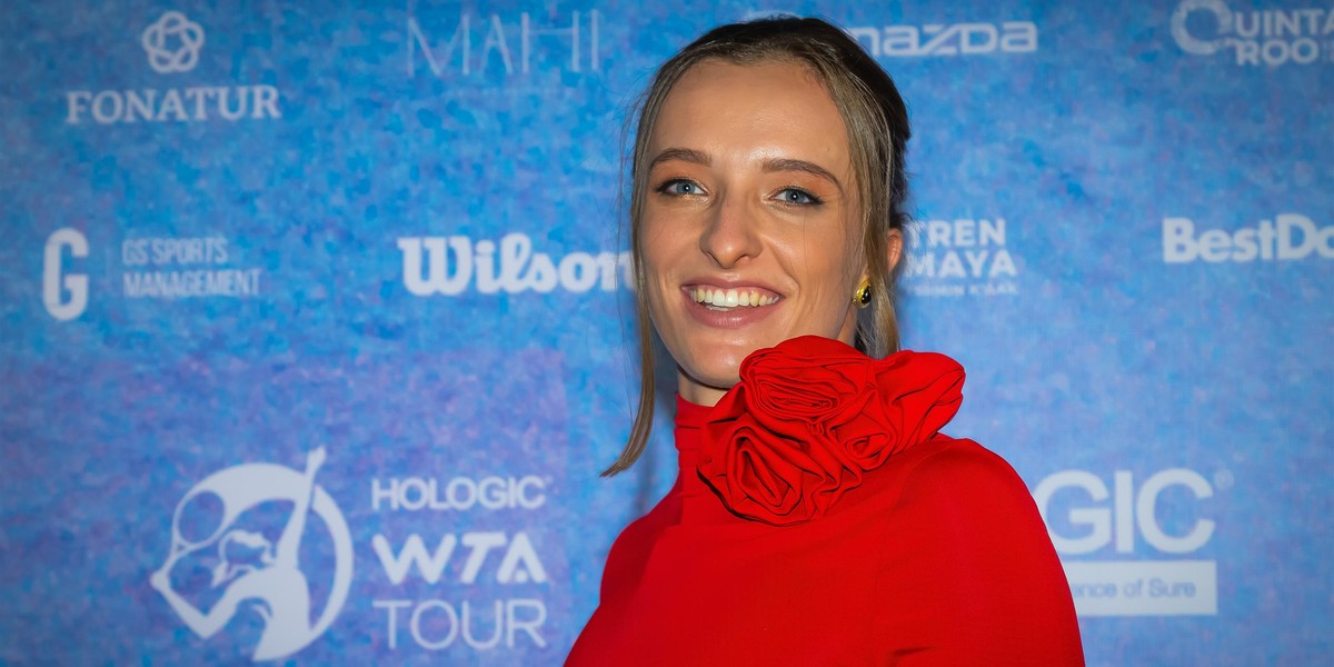 Iga Świątek w niezwykłej kreacji zrobiła furorę podczss losowania grup turnieju  WTA Finals w 2023 r.