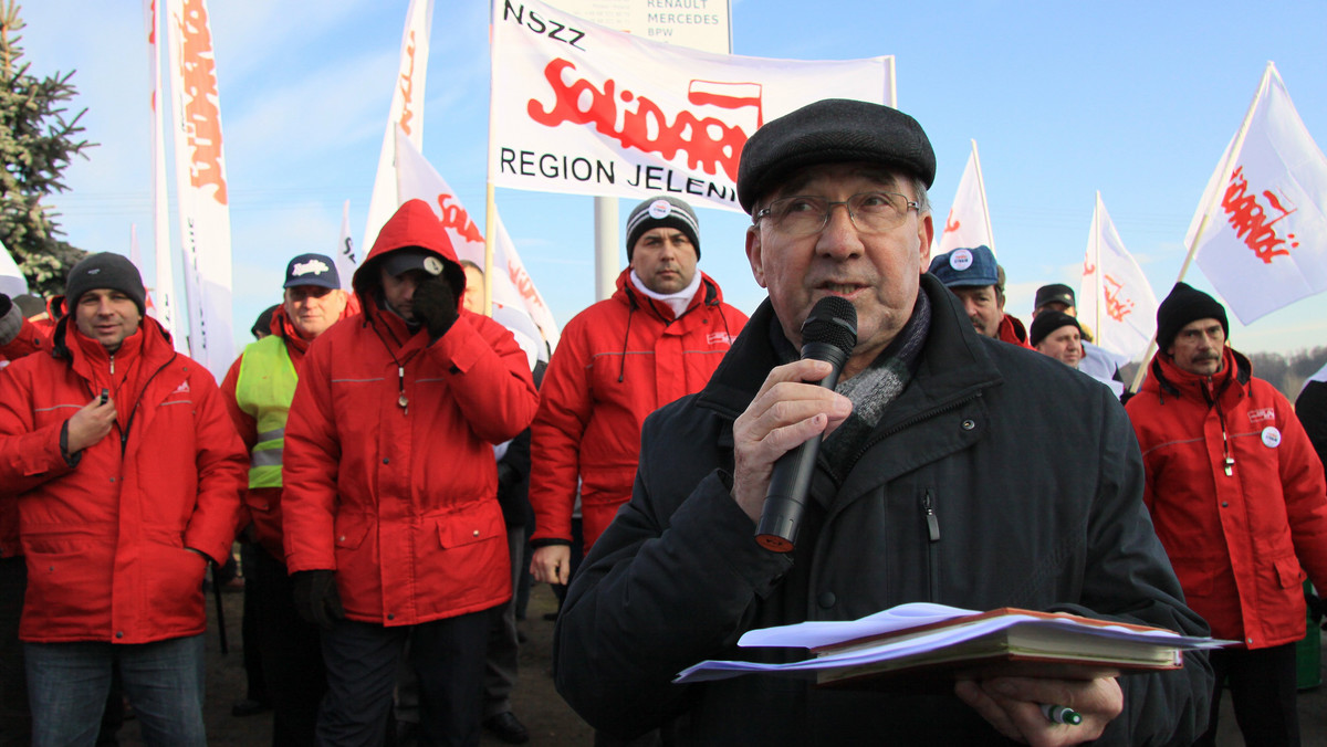 Manifestacja poparcia dla strajkujących od 16 dni związkowców, przed bramą firmy ND Polska w Płotach.