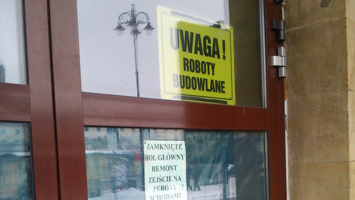 W hali dworca w Gdańsku Głównym nie ma już szpetnej antresoli. Zgodnie z zapowiedziami została całkowicie zburzona. Mimo to remont nieco się przedłuży. - W tej chwili trwają prace związane z przywróceniem posadzek i badania konserwatorskie w niektórych miejscach - mówi dyrektor regionalny PKP SA. Pasażerowie skorzystają z hali dworca w połowie marca.