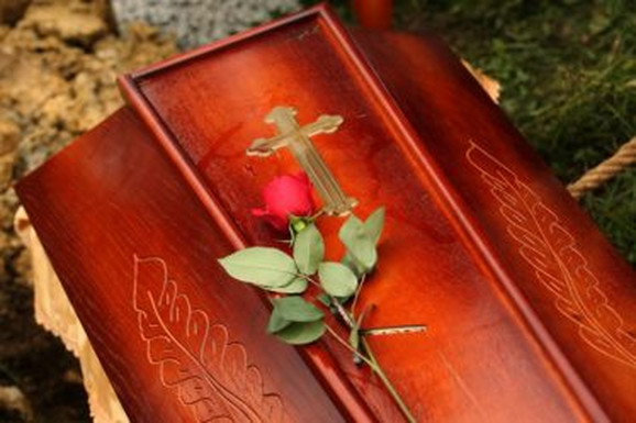 POGREBNA KOLA DOBILA KAZNU ZBOG PARKIRANJA Prevozili posmrtne ostatke heroja na vojnoj sahrani