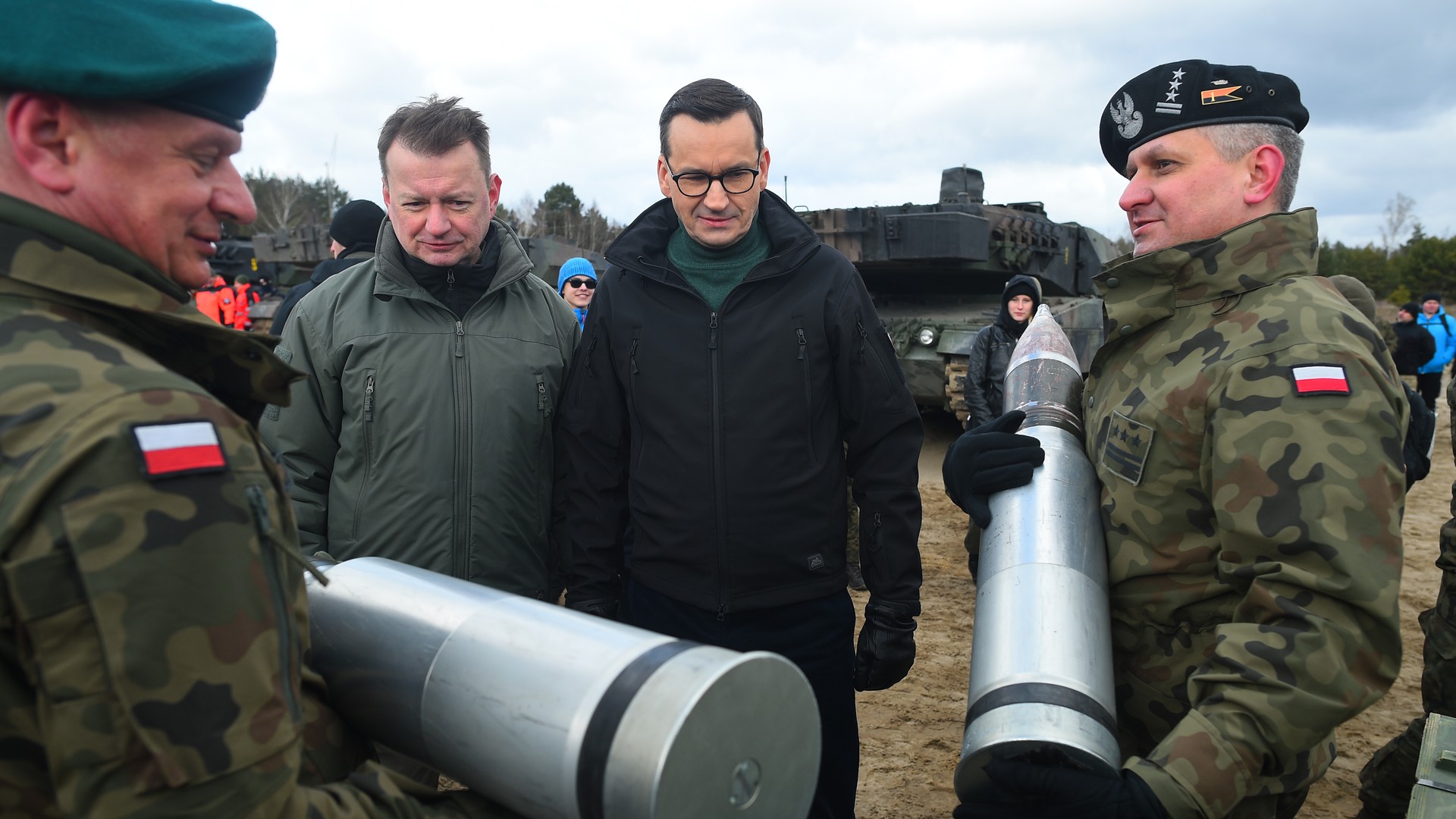 Premier Mateusz Morawiecki i minister obrony Mariusz Błaszczak na ćwiczeniach wojskowych