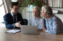 Ten dług może odziedziczyć rodzina zmarłego. Kiedy spadkobiercą jest np. syn?