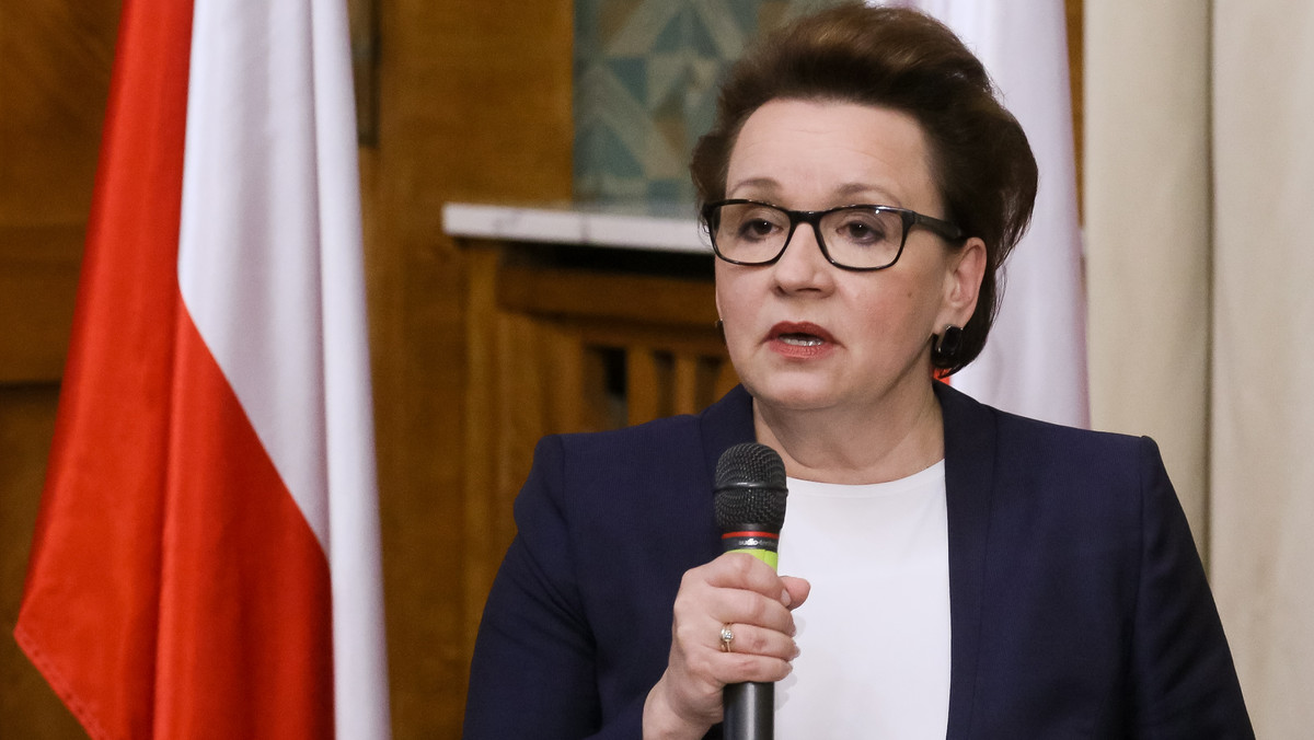 Minister edukacji Anna Zalewska prezentuje szczegółowe założenia kompleksowej reformy systemu edukacji. Szefowa MEN zapowiada m.in. powrót do 8-letniej szkoły podstawowej, 4-letniego liceum, 5-letniego technikum. Zapraszamy do śledzenia relacji!