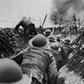 Żołnierze piechoty brytyjskiej wybiegający z okopów na sygnał do szturmu, Somma 1916 r