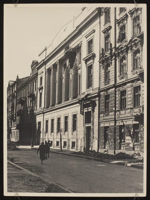 Elewacja Biblioteki Publicznej m. st. Warszawy przy ulicy Koszykowej (1945 r.)