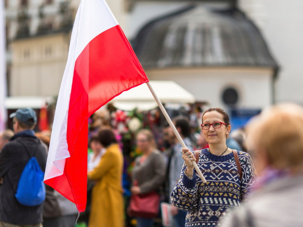 Kobieta z flagą Polski