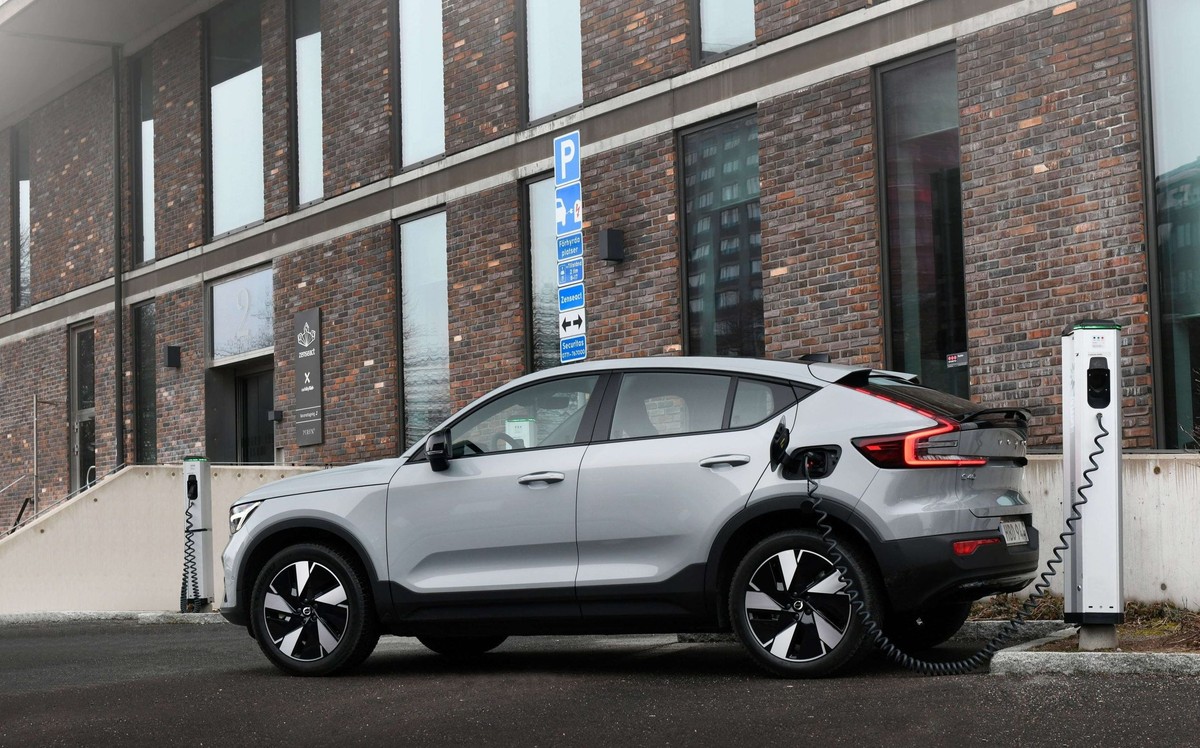 Od teraz łatwiejsze ładowanie elektrycznych modeli Volvo. Nowe i wygodne rozwiązanie dla kierowców