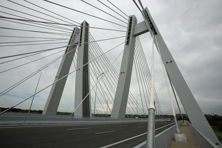 Dłuższa przeprawa  ma 706 metrów długości, równoległa nitka mostu jest o 10 metrów krótsza. Obie konstrukcje zawieszone są na 62 metrowych pylonach za pomocą 64 linowych zamocowań. 
<br><br>(nlat) PAP/Stanisław Rozpędzik