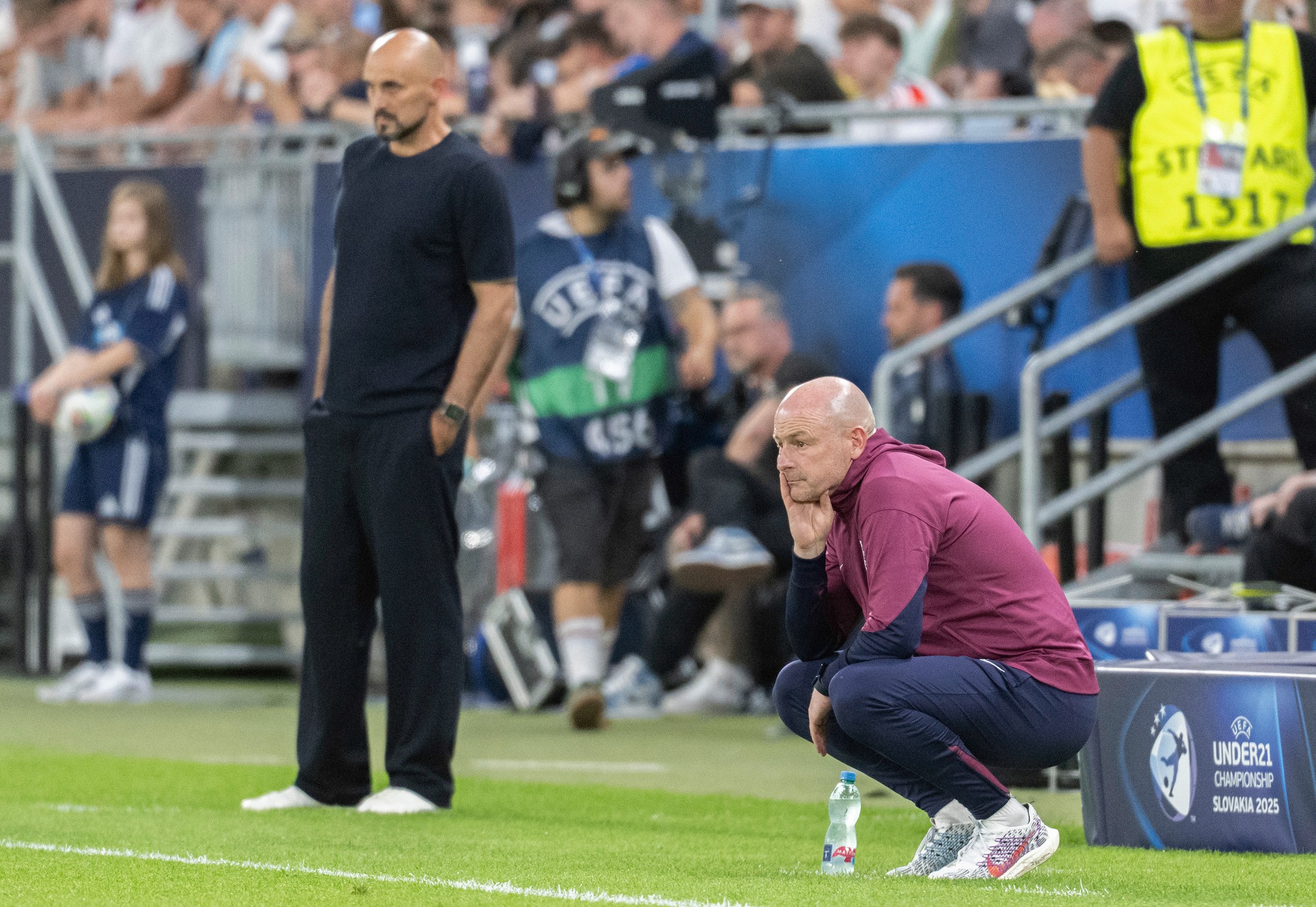 Sprava tréner Anglicka Lee Carsley a tréner Nemecka Antonio Di Salvo. 