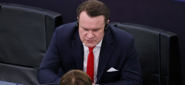 Zarabia kokosy i ma olbrzymie długi. Tak żyje europoseł Dominik Tarczyński