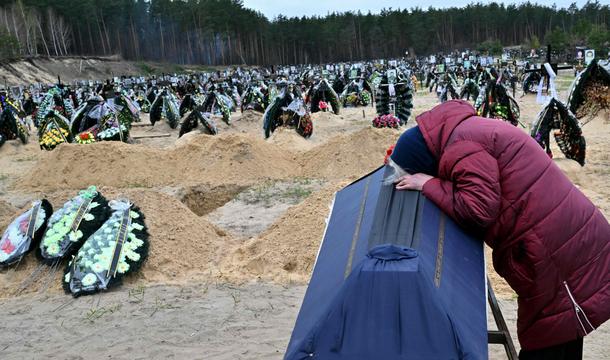 Pogrzeb na cmentarzu w Irpinie, 19 kwietnia 2022 r., gdzie znajdują się co najmniej trzy rzędy nowych grobów poległych podczas rosyjskiej inwazji na Ukrainę. (Zdjęcie: Siergiej SUPIŃSKI / AFP)