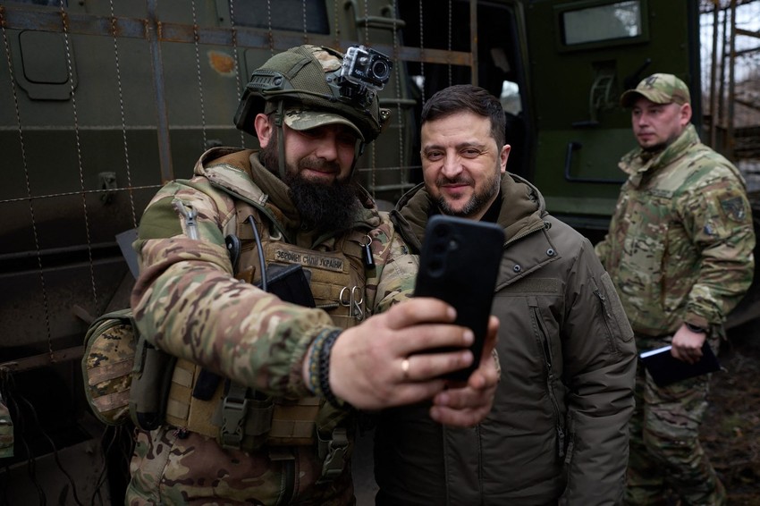 Volodimir Zelenski sa ukrajinskim vojnicima koji brane Konstantinovku u Donjecku 6. marta