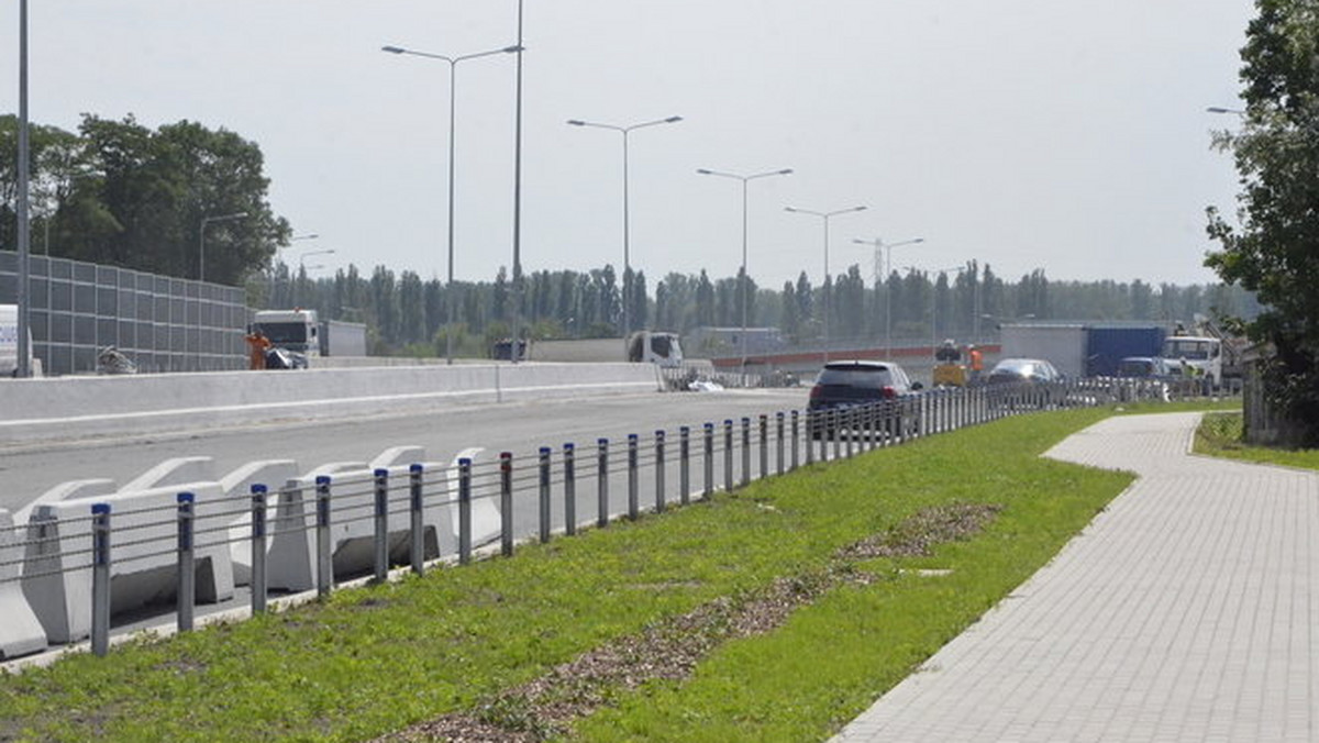 Kierowcy poradzili sobie z nową organizacją ruchu w Łodzi, która obowiązuje od poniedziałku. Tym razem zmotoryzowani mogą skorzystać z szeregu ułatwień.