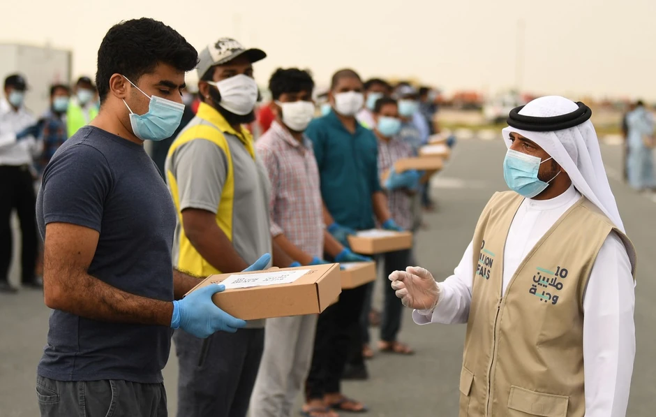 Migranti u Dubaju primaju hranu tokom Ramazana