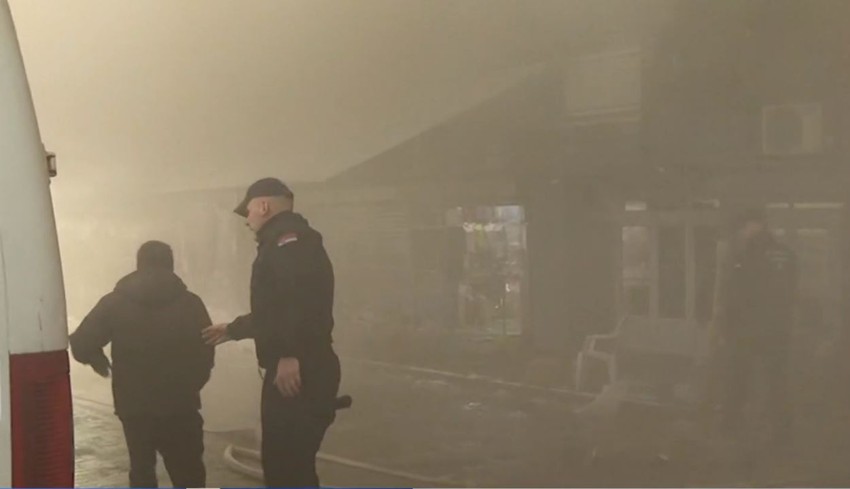 Policija sklanja ljude iz Bloka 70