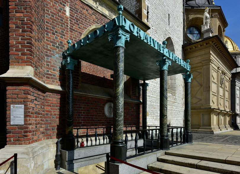Kolumny pochodzące z rozebranego soboru, wykorzystane do budowy baldachimu nad wyjściem z krypt królewskich na Wawelu.