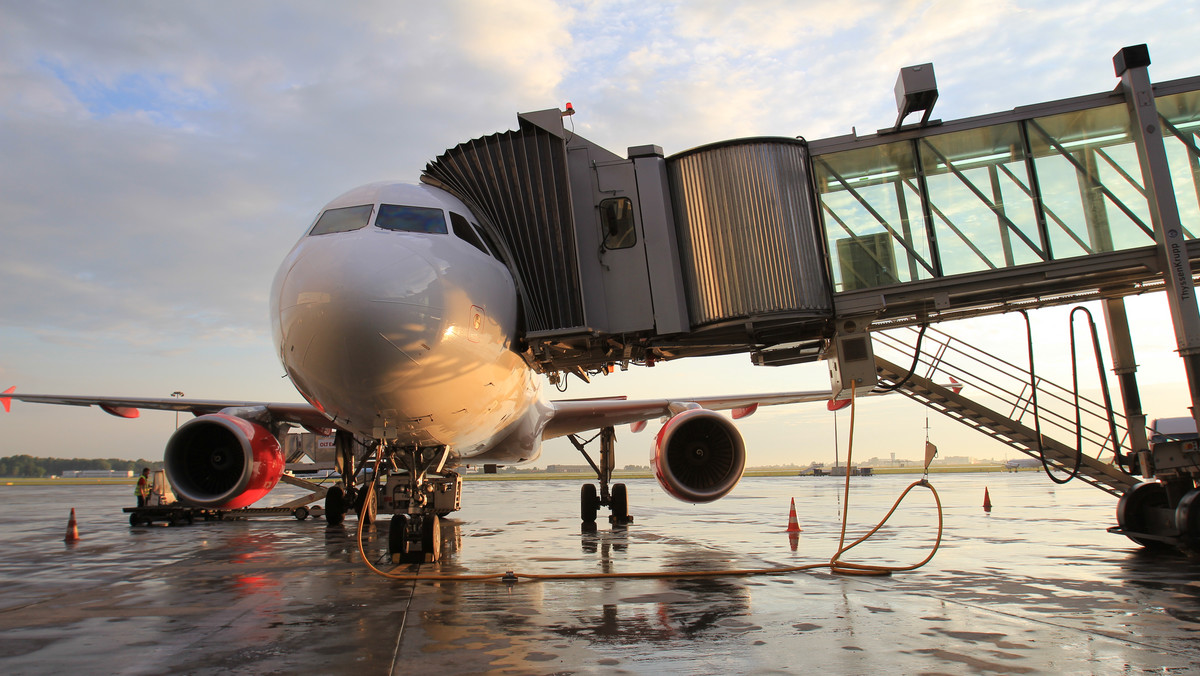 Polsko-amerykańskie konsorcjum firm SILVER-NET i JBT AeroTech Jetway Systems dostarczy i zamontuje siedem nowych Lotniczych Rękawów Pasażerskich na Lotnisku Chopina w Warszawie.