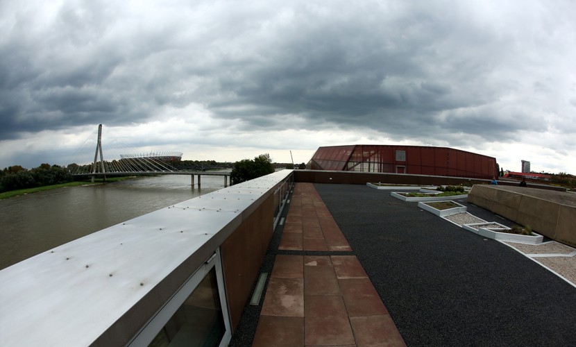Z ogrodu na dachu CNK można zobaczyć Stare Miasto, Pałac Kultury i Nauki, Wisłę, Pragę i Stadion Narodowy. <br><br> fot. (mr) PAP/Tomasz Gzell