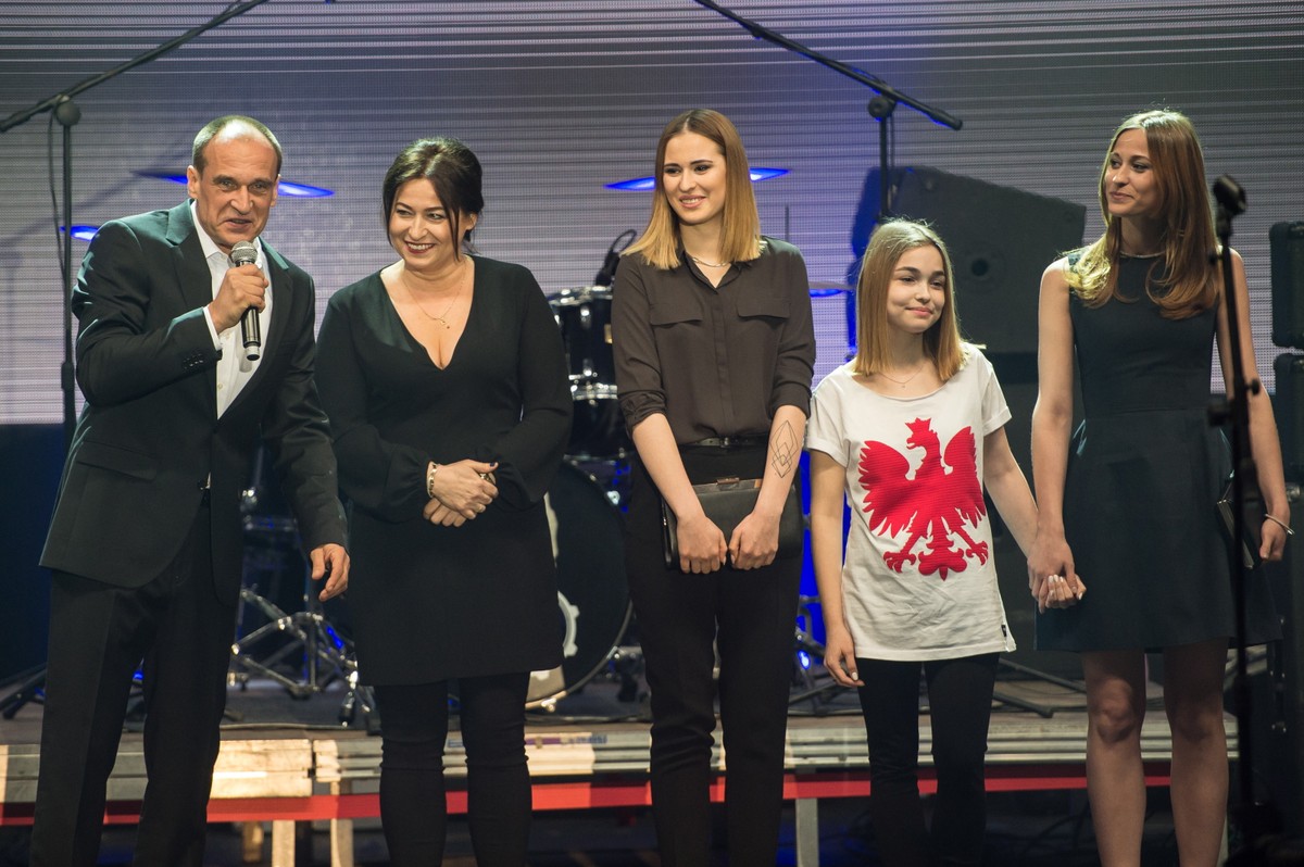 Kandydat na prezydenta RP Paweł Kukiz z żoną Małgorzatą i córkami