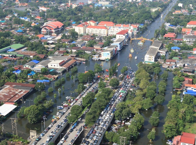 Samochody uwięzione na drodze prowadzącej na most nad rzeką Chao Phrya w stolicy prowincji Ayutthaya.