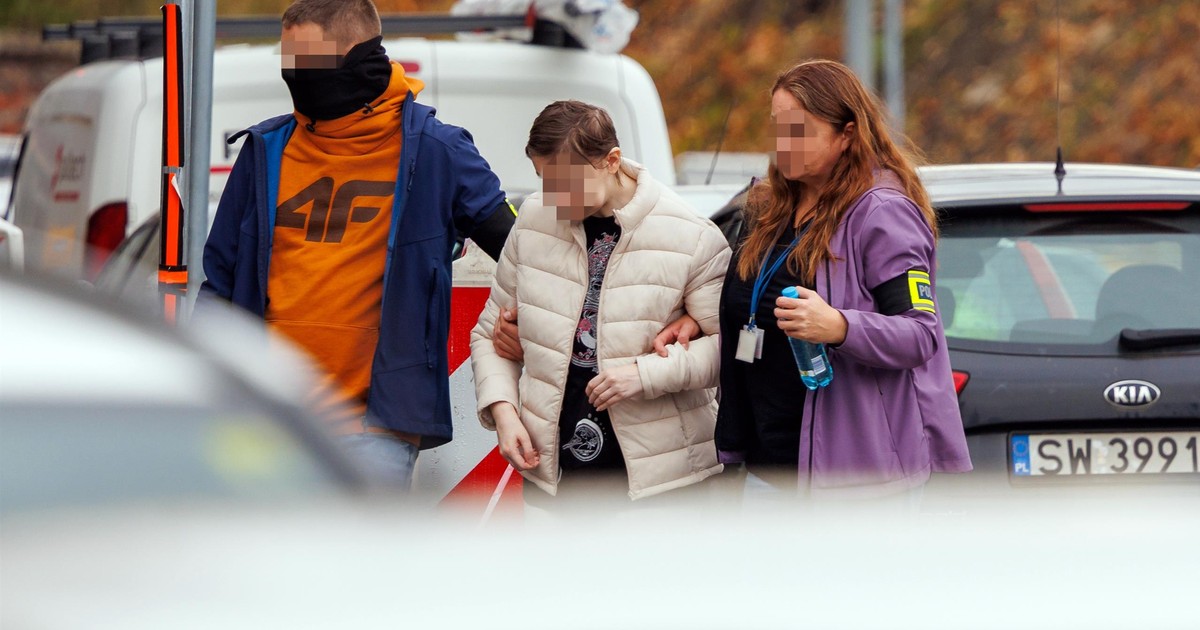 Policja eskortuje Mirellę do sądu. Czy wyjawi powody wieloletniej izolacji? Byliśmy na miejscu