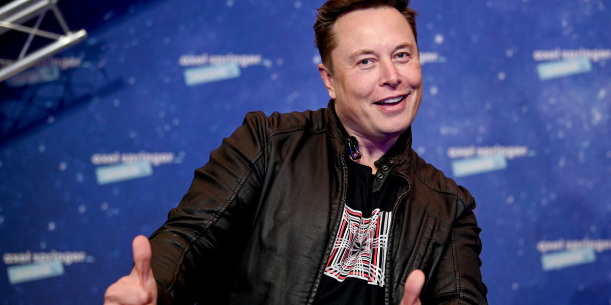 Musk dodał w tym roku ponad 60 mld dol. do swojej fortuny dzięki dobrym wynikom akcji Tesli, a także niedawnej sprzedaży akcji SpaceX. 