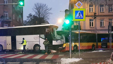 Zderzenie autobusów w Warszawie. Jest kilku rannych