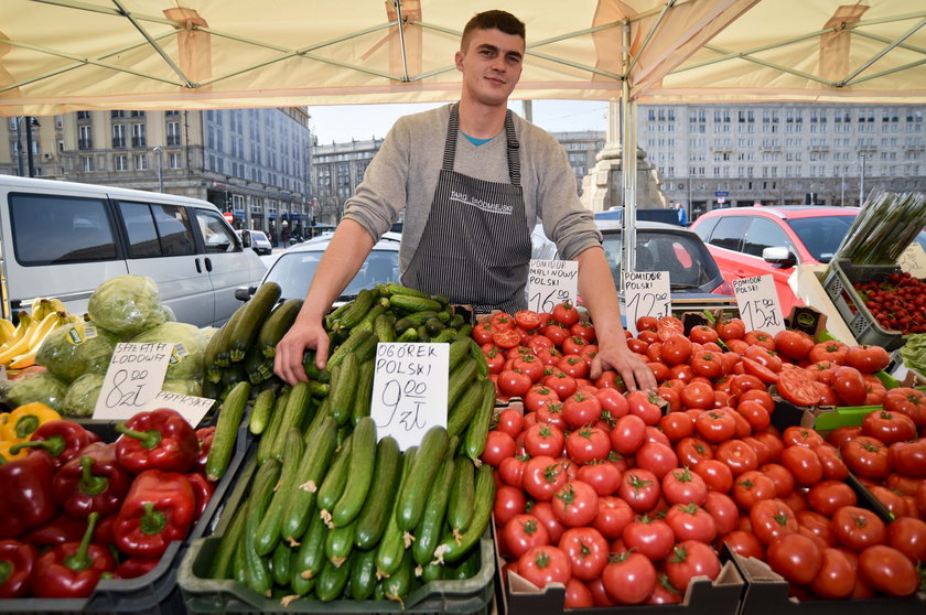 Nowy targ na placu Konstytucji 