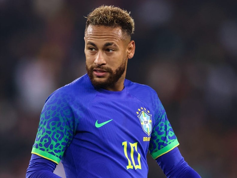 De acordo com a Forbes, entre maio de 2021 e maio de 2022, Neymar ganhou US$ 70 milhões em campo.